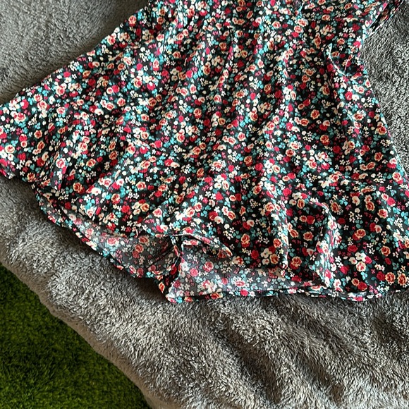 NWOT Romper sized L. Adjustable straps and tie back - Picture 3 of 6